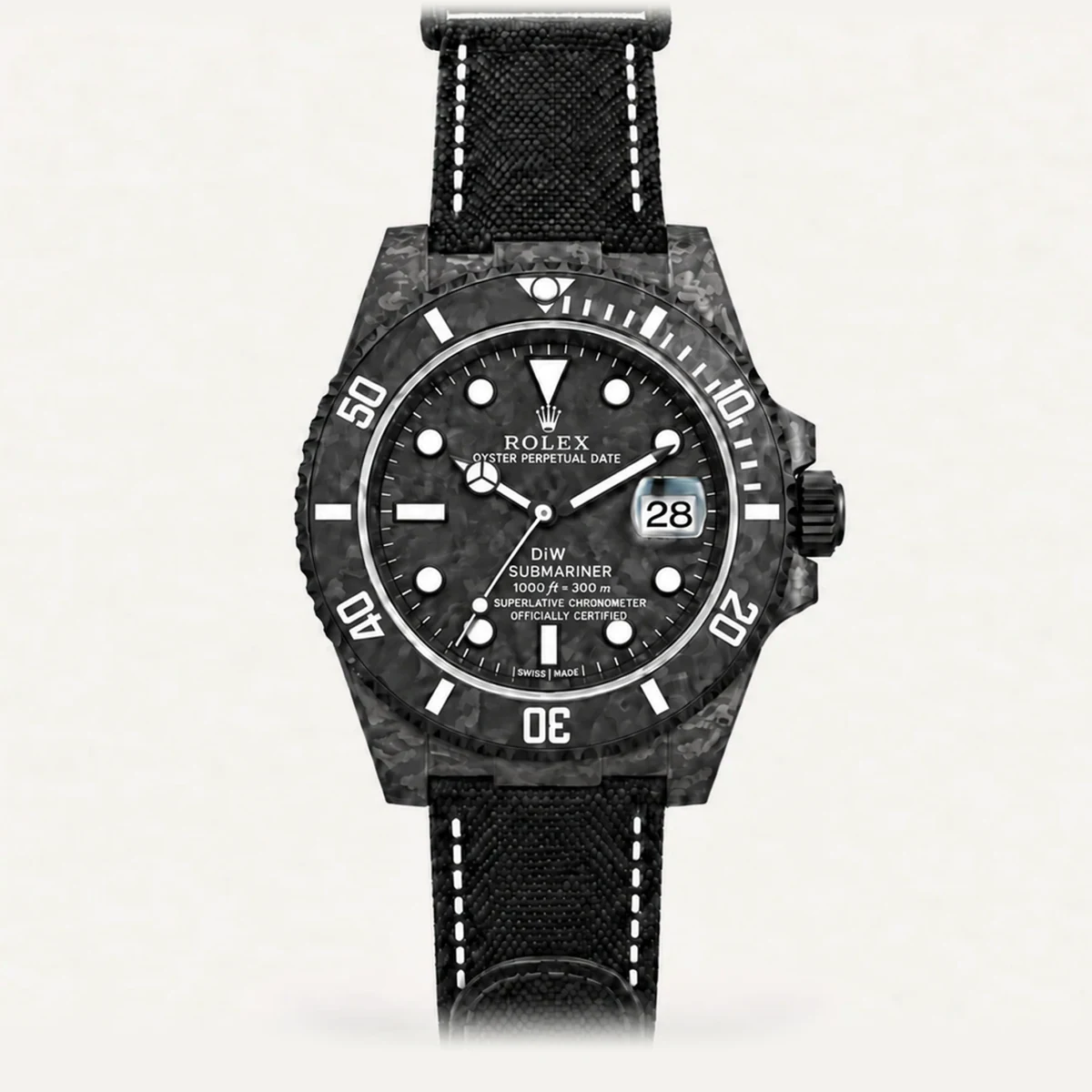Rolex Submariner 40، DiW «Carbon Stealth» (تعديل خاص) · حزام قماشي (تعديل خاص) — صورة توضيحية وليست صورة للقطعة